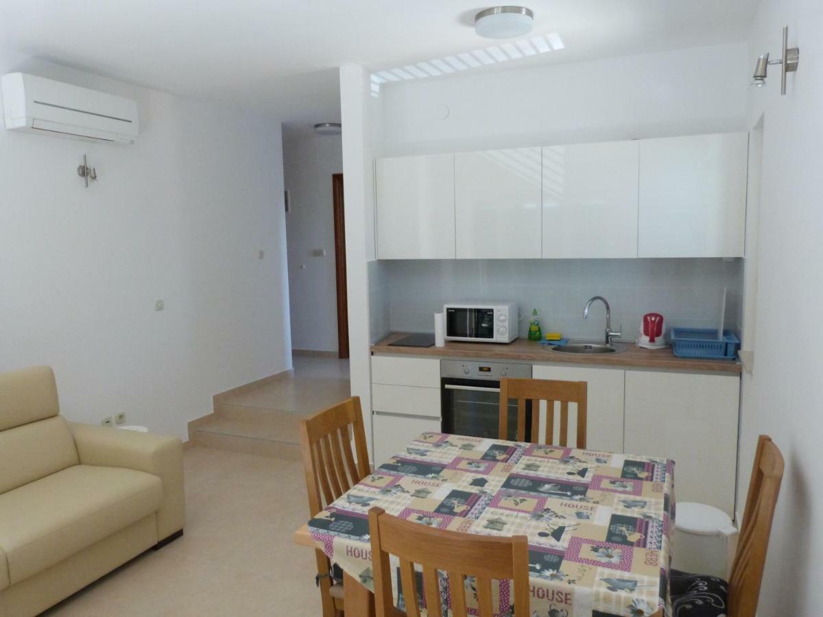 Maria Apartments Starigrad Paklenica Buitenkant foto